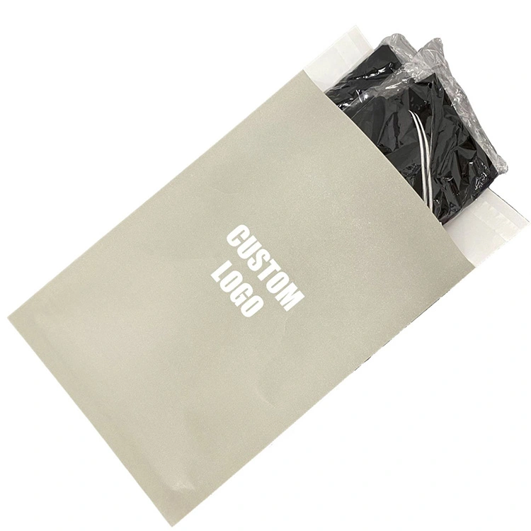 Sampul kertas kraf kelabu
